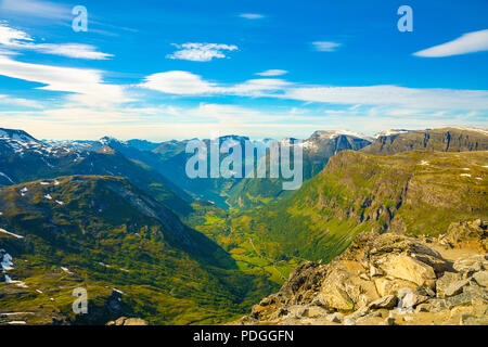 Vue de Dalsnibba sur Nibbevegen Road menant à fjord de Geiranger, Norvège Banque D'Images