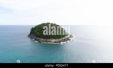 Drone aérien tourné de Ko Pu île de désert avec des palmiers et la nature sauvage entourée d'eau de mer turquoise à Phuket, Thaïlande Banque D'Images