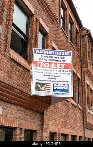 Agents immobiliers panneau publicitaire offrant des bureaux récemment rénové pour laisser Banque D'Images