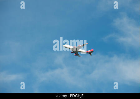 Un Boeing 747 de Virgin Atlantic décolle de l'aéroport de Londres et survole l'hippodrome de Windsor Banque D'Images