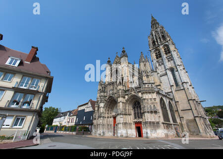 Ville de Caudebec-en-Caux, France. Vue pittoresque de la Place du parvis, avec l'Eglise catholique romaine Notre-Dame en arrière-plan. Banque D'Images