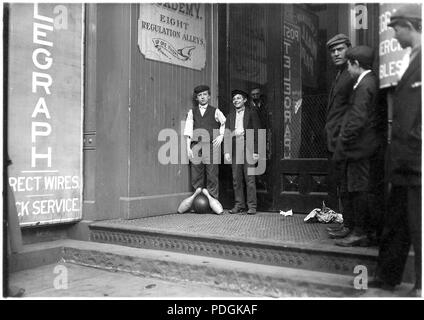 Bowling les garçons. Beaucoup de ces travaux jusqu'à tard dans la nuit. New Haven, Conn., Mars 1909 Banque D'Images