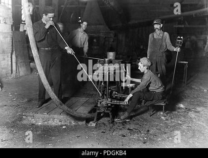 Souffleur de verre et de moule boy. Garçon a 4 heures et demie de ce à un étirement, puis une heure de repos et 4 et demi plus position étriquée. Un quart de jour, de nuit la semaine prochaine, Octobre 1908 Banque D'Images