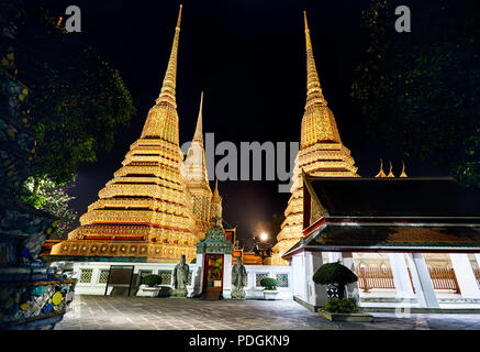 Temple Bouddhique Wat Pho à Bangkok avec golden Chedi au ciel de nuit en Thaïlande. Célèbre et de la vue de la ville. Banque D'Images