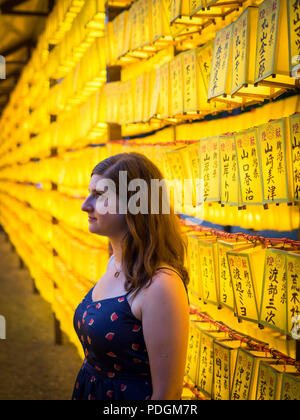 Un touriste chez les lanternes des 2018 Mitama Mitama Matsuri (Festival), un célèbre Japanese Obon (Bon) festival d'été. , Tokyo, Japon. Banque D'Images