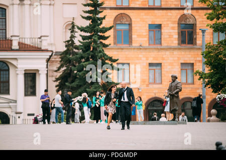 Minsk, Belarus - Juin 28, 2017 : Les gens qui marchent sur la rue en journée d'été. Banque D'Images