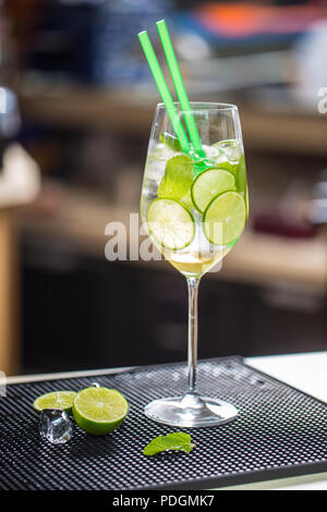 Verre à cocktail avec de la limonade ou le concombre sur barcounter. Banque D'Images