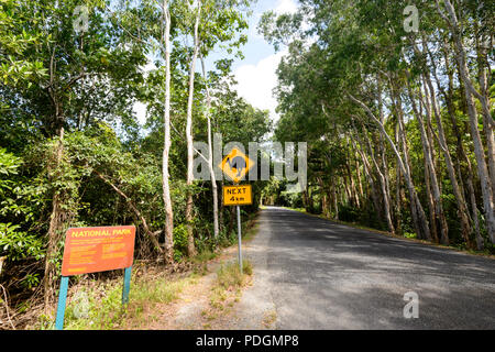 Road sign warning de casoars traversant la rue, parc national de Daintree, Cape Tribulation, Far North Queensland, Queensland, Australie, FNQ Banque D'Images