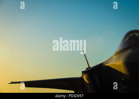 Le soleil se couche derrière la Royal Australian Air Force F-35A Lightning II à Luke Air Force Base, en Arizona, le 6 août 2018. Le premier F-35 en Australie est arrivé à Luke AFB en décembre 2014. En ce moment six Australian F-35's sont affectés à la 61e Escadron de chasse où leurs pilotes aux côtés de la U.S. Air Force pilotes. (U.S. Photo de l'Armée de l'air par le sergent. Jensen Stidham) Banque D'Images
