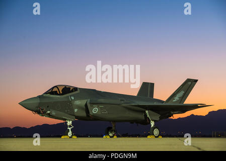 Le soleil se couche derrière la Royal Australian Air Force F-35A Lightning II à Luke Air Force Base, en Arizona, le 6 août 2018. Le premier F-35 en Australie est arrivé à Luke AFB en décembre 2014. En ce moment six Australian F-35's sont affectés à la 61e Escadron de chasse où leurs pilotes aux côtés de la U.S. Air Force pilotes. (U.S. Photo de l'Armée de l'air par le sergent. Jensen Stidham) Banque D'Images