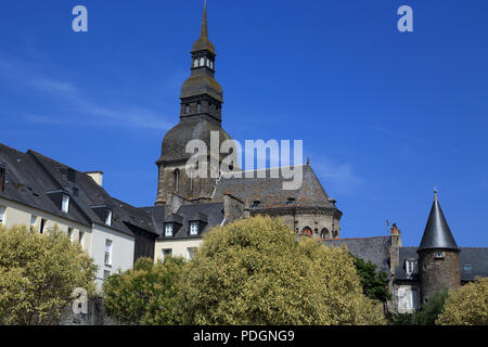 Vue de la Basilique Saint Sauveur de centre de congrès, Dinan, Cotes d'Armor, Bretagne, France Banque D'Images