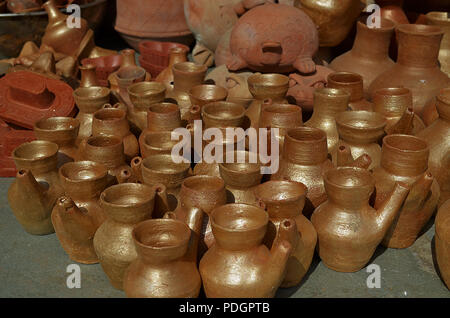 Des pots en argile Tribal frais vendu dans le marché rural Banque D'Images