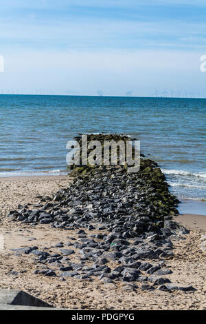 L'épi rocheux (une structure de protection côtière commune) trouvés à la plage centrale, Prestatyn, Pays de Galles, Royaume-Uni. Banque D'Images