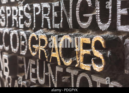 Détail avec word Gracies (merci en catalan) sur la porte de bronze de la façade de la Passion de La Sagrada Familia à Barcelone. L'évangile contiennent du texte à partir de portes Banque D'Images