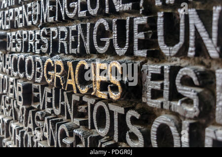 Détail avec word Gracies (merci en catalan) sur la porte de bronze de la façade de la Passion de La Sagrada Familia à Barcelone. L'évangile contiennent du texte à partir de portes Banque D'Images