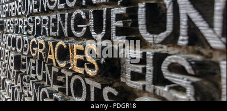 Détail avec word Gracies (merci en catalan) sur la porte de bronze de la façade de la Passion de La Sagrada Familia à Barcelone. L'évangile contiennent du texte à partir de portes Banque D'Images