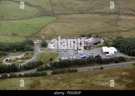 Vue aérienne de Tebay Services vers le sud sur l'autoroute M6, Cumbria Banque D'Images