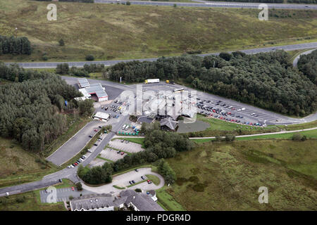 Vue aérienne de Tebay Services en direction nord sur l'autoroute M6 dans la région de Cumbria Banque D'Images