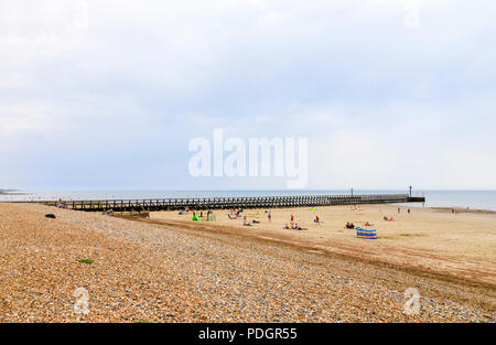 La crête de galets sur le sable à West Beach et épis, Littlehampton, une petite station balnéaire sur la côte sud dans la région de West Sussex, UK en été Banque D'Images