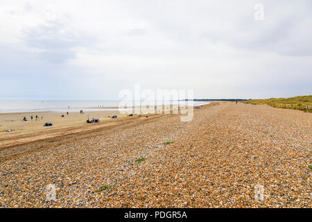 La crête de galets sur le sable à West Beach, Littlehampton, une petite station balnéaire sur la côte sud dans la région de West Sussex, UK en été (à l'ouest) Banque D'Images