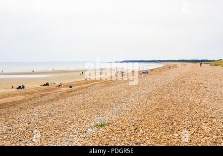 La crête de galets sur le sable à West Beach, Littlehampton, une petite station balnéaire sur la côte sud dans la région de West Sussex, UK en été (à l'ouest) Banque D'Images