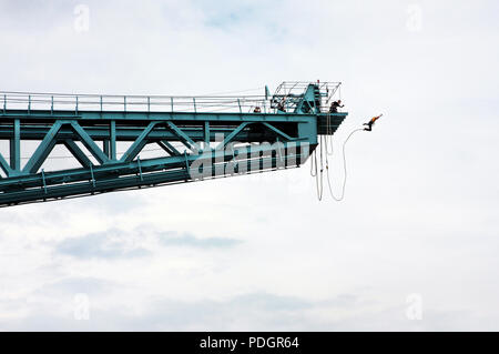 Un cavalier de sauts à l'élastique la flèche de la grue Titan de Clydebank dans près de Glasgow. Banque D'Images