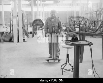 82 Homme avec portable vice et banc (5570736450) Banque D'Images