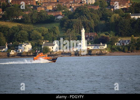 Elizabeth RNLB de Glamis passant près de fort éclairage Tayport Tayport Fife Ecosse Août 2018 Banque D'Images