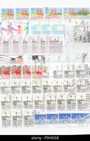 Vieux timbres colorés estampillés allemand dans un album de timbres Banque D'Images