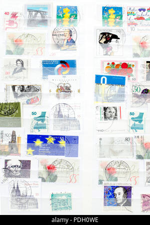 Vieux timbres colorés estampillés allemand dans un album de timbres Banque D'Images