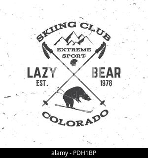 Ski Club concept. Ski Club vecteur retro badge. Concept pour chemise, imprimer, sceau ou cachet. Ours, montagne, casque. Typographie design- stock vector. Famil Illustration de Vecteur