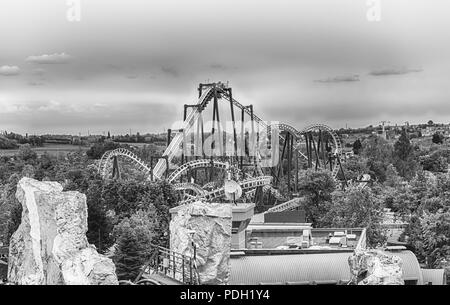 CASTELNUOVO DEL GARDA, ITALIE - 1 mai : Rollercoaster à l'intérieur de parc d'attractions Gardaland, près du lac de Garde, Italie, le 1 mai 2018. Le parc attire près de 3 m Banque D'Images