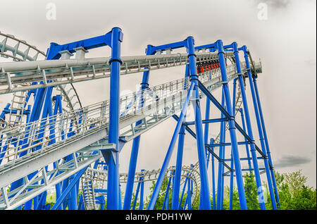 CASTELNUOVO DEL GARDA, ITALIE - 1 mai : Rollercoaster à l'intérieur de parc d'attractions Gardaland, près du lac de Garde, Italie, le 1 mai 2018. Le parc attire près de 3 m Banque D'Images