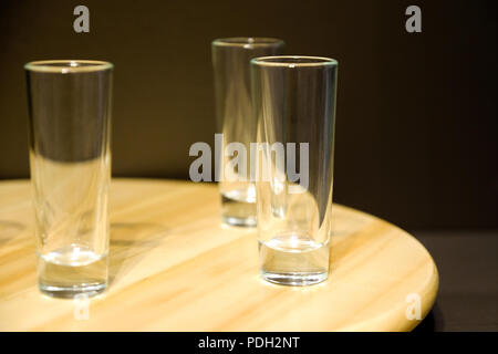 Beaucoup de verres vides. Contre le rack. Banque D'Images