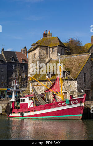 Un bateau de pêche vintage en face de la Lieutenance dans le vieux port, le Vieux Bassin, à Honfleur, Normandie, France Banque D'Images