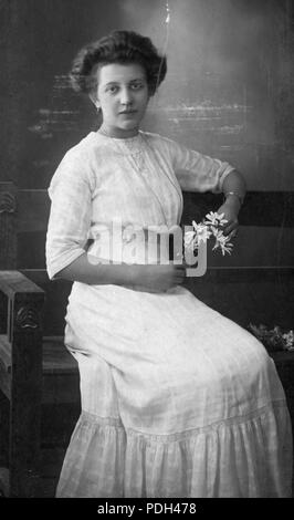 270 Portrait, femme, Dame, studio, fleur d'été, robes, banc de la Fortepan 19554 Banque D'Images