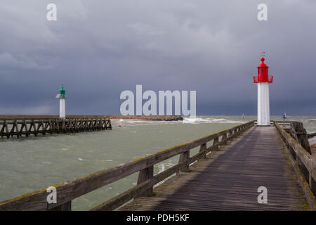 La peint vert et rouge l'Ouest et l'est de protéger les phares chaque côté de l'entrée du port de Trouville-sur-Mer, Normandie, France avec une tempête c Banque D'Images