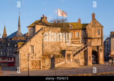 La Lieutenance de Honfleur dans le vieux port, Vieux Bassin dans le soleil du matin à Honfleur, Normandie, France Banque D'Images