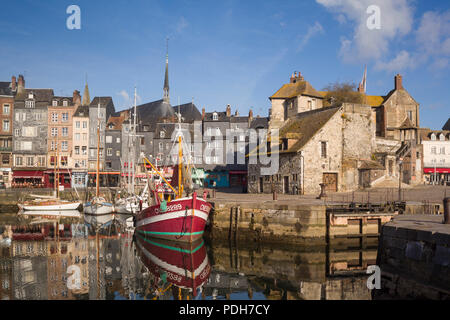 Bateau de pêche historique par la Lieutenance dans le vieux port, Vieux Bassin, Honfleur, Normandie, France Banque D'Images