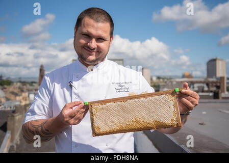 Glasgow, Ecosse, Royaume-Uni. 9 août 2018. L'apiculteur urbain Ed O'Brien et chef exécutif de Zoltan Szabo Blythswood Square Hôtel Glasgow récolter le miel des ruches sur le toit situé au coeur de la plus grande ville de l'Ecosse. Credit : Aidan Maccormick/Alamy Live News. Banque D'Images