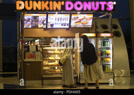 Sepang, Kuala Lumpur, Malaisie. 9 Août, 2018. Un couple de femmes vu en face de l'Dunkin Donuts à l'aéroport.L'Aéroport International de Kuala Lumpur KLIA est également connu comme le principal aéroport international de Malaisie et c'est la plus grande et la 23e aéroport dans le monde par le trafic total de passagers. KLIA a été inaugurée le 27 juin 1998 par la 10e Yang di-Pertuan Agong Tuanku, Ja'afar de Negeri Sembilan. Credit : Faris Hadziq SOPA/Images/ZUMA/Alamy Fil Live News Banque D'Images