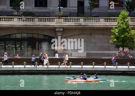 Chicago, Illinois / USA - 9 août 2018 : Les travailleurs et les touristes se rafraîchir dans la rivière par temps chaud de Chicago. Credit : D Guest Smith/Alamy Live News Banque D'Images