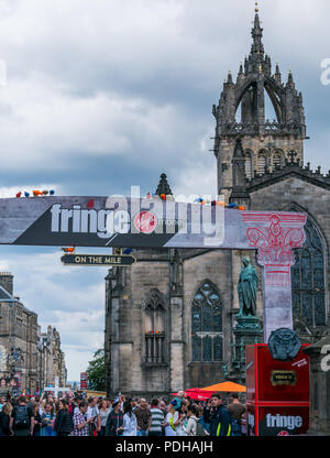 Edinburgh, Ecosse, Royaume-Uni. 9 août 2018. Edinburgh Fringe Festival, Royal Mile, Édimbourg, Écosse, Royaume-Uni. On a sunny day festival le festival de rue organisé Virgin Money est emballé avec les gens et les artistes. L'entrée de la rue avec la frange lieu du clocher de la cathédrale St Giles Banque D'Images