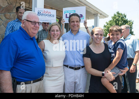 Madison, New York, USA. 5 Août, 2018. L-R, NY Le Sénateur JOHN BROOKS ; LIUBA GRECHEN SHIRLEY, candidat du Congrès pour NY 2ème arrondissement ; et le gouverneur Andrew Cuomo, posent avec un supporter tenant son jeune fils lors de l'ouverture de la campagne commune pour les 2 candidats de l'Île Longue, et qui vise à une vague bleue démocratique élections à mi-mandat en novembre. Credit : Ann Parry/ZUMA/Alamy Fil Live News Banque D'Images