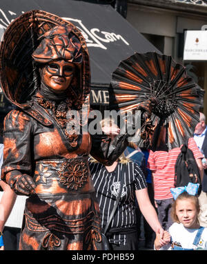 Edinburgh, Ecosse, Royaume-Uni. 9 août 2018. Edinburgh Fringe Festival, Royal Mile, Édimbourg, Écosse, Royaume-Uni. On a sunny day festival le festival de rue organisé Virgin Money est emballé avec les gens et les artistes. Une femme artiste de rue vêtu d'un costume de fantaisie Banque D'Images