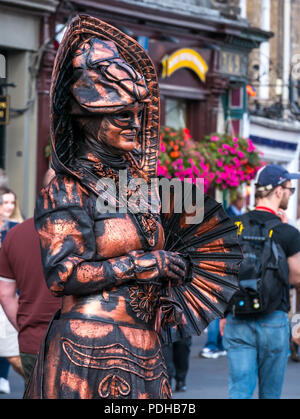 Edinburgh, Ecosse, Royaume-Uni. 9 août 2018. Edinburgh Fringe Festival, Royal Mile, Édimbourg, Écosse, Royaume-Uni. On a sunny day festival le festival de rue organisé Virgin Money est emballé avec les gens et les artistes. Une femme artiste de rue vêtu d'un costume de fantaisie Banque D'Images