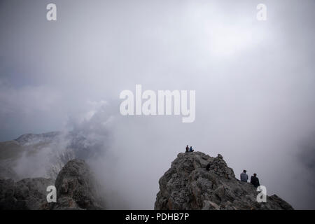 Katerini, Grèce. 9 Août, 2018. Photo prise le 8 août 2018 montre les alpinistes en profitant de la vue de la "ytikas', le plus haut sommet de l'Olympe, la Grèce du Nord. Le mont Olympe est la plus haute montagne en Grèce avec le plus haut sommet de 2 917 mètres. Olympus est notable dans la mythologie grecque comme la maison des dieux grecs. Credit : Dimitris Tosidis/Xinhua/Alamy Live News Banque D'Images