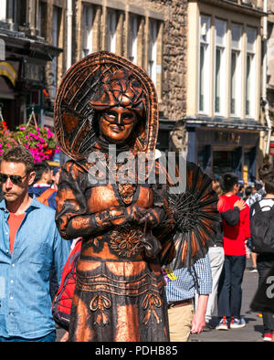 Edinburgh, Ecosse, Royaume-Uni. 9 août 2018. Edinburgh Fringe Festival, Royal Mile, Édimbourg, Écosse, Royaume-Uni. On a sunny day festival le festival de rue organisé Virgin Money est emballé avec les gens et les artistes. Une femme artiste de rue vêtu d'un costume de fantaisie Banque D'Images