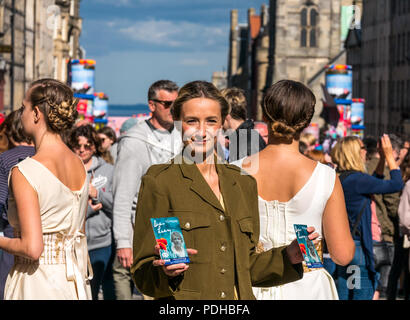 Edinburgh, Ecosse, Royaume-Uni. 9 août 2018. Edinburgh Fringe Festival, Royal Mile, Édimbourg, Écosse, Royaume-Uni. On a sunny day festival le festival de rue organisé Virgin Money est emballé avec les gens et les artistes. Un groupe de jolies jeunes femmes vêtues de costumes d'époque de la Seconde Guerre mondiale pour leur distribuer des dépliants Fringe Show appelé chère Lucy Banque D'Images