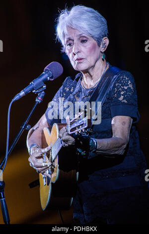 Bra en Italie. 09 août 2018. Le légendaire chanteur et activiste politique Joan Baez en concert sur scène à Cortile dell'Agenzia di Pollenzo pendant les 'Fare Thee Well Tour 2018' Credit : Rodolfo Sassano/Alamy Live News Banque D'Images
